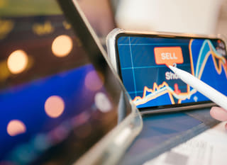 Trader sledující Bitcoin, Ethereum a příležitosti na forexových trzích